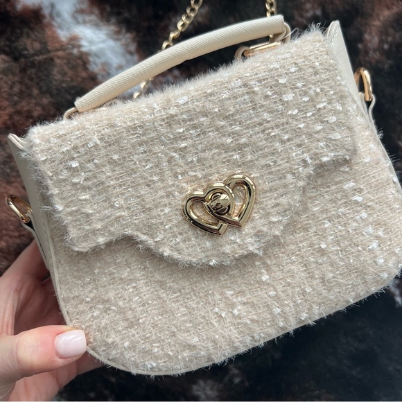 Ivory Tweed Top Handle gold Chain Crossbody Purse with Double Heart Closure - Picture 5 of 7